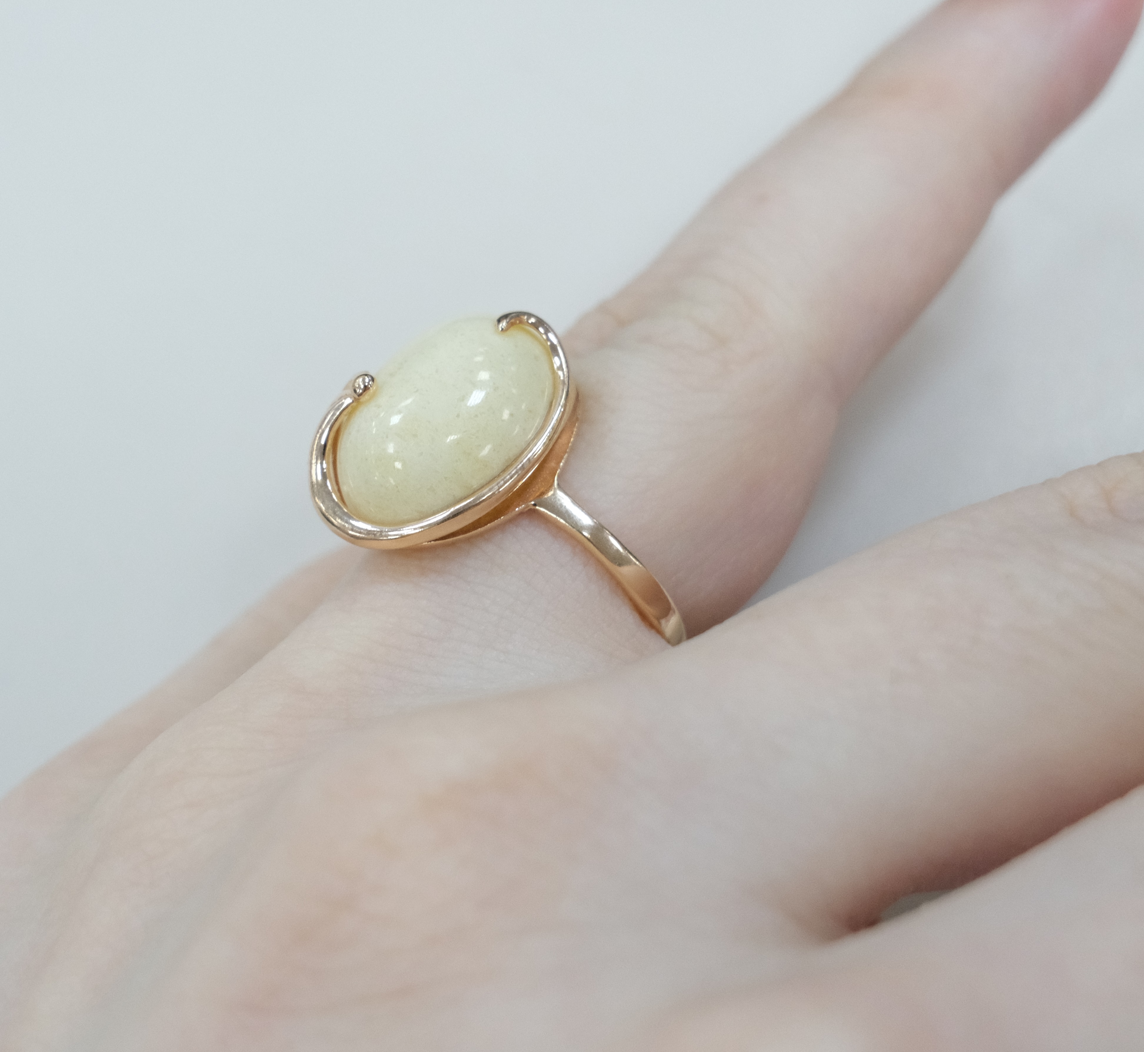 Серебряное кольцо с янтарем